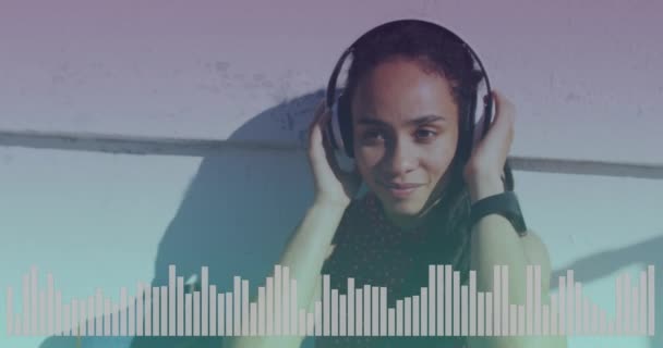 音乐均衡器与戴耳机听音乐的非洲裔美国女人的特写镜头截然相反 音乐科技概念 — 图库视频影像