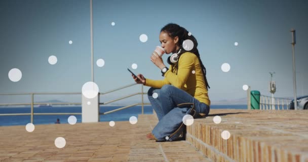 Bílé Skvrny Proti Africké Američanky Pít Kávu Používat Smartphone Promenádě — Stock video