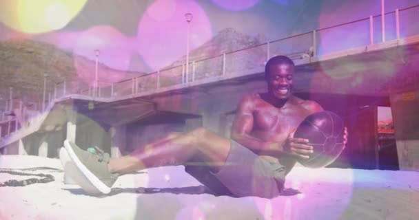 非洲裔美国人在海滩用医药球进行运动时遭遇到的亮点 健身和技术概念 — 图库视频影像