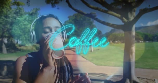 Neon Blue Coffee Text Banner Przeciwko Afrykańskiej Kobiecie Pijącej Kawę — Wideo stockowe