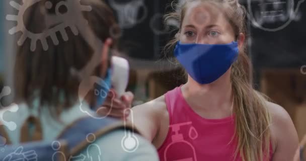 Spor Salonunda Maske Takan Kafkas Formda Bir Kadına Karşı Covid — Stok video