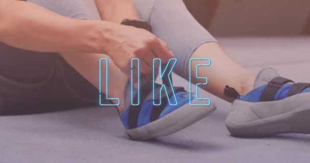 体操で彼女の靴ひもを結ぶ女性の中央部に対するテキストバナーのようなネオンブルー スポーツ フィットネス ソーシャルメディアネットワーク技術の概念 — ストック動画