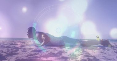 Yuvarlak tarayıcı ve parlayan ışık noktaları Afro-Amerikan formda bir adamın şınav çekmesine karşı. Spor, spor ve teknoloji konsepti