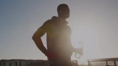 Sahilde su içen Afrikalı Amerikalılara karşı renkli ışık noktaları. Spor, spor ve teknoloji konsepti