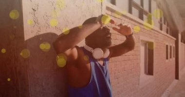 Yorgun, Afro-Amerikan formda bir adama karşı yüzen sarı noktalar. Spor, spor ve teknoloji konsepti