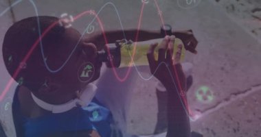 Afro-Amerikan adam içme suyuna karşı parlayan veri işleme. Spor, spor ve teknoloji konsepti