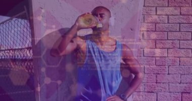 Kulaklık takıp su içen Afro-Amerikan bir adama karşı tıbbi veri işleme. Spor, spor ve tıbbi araştırma teknolojisi kavramı