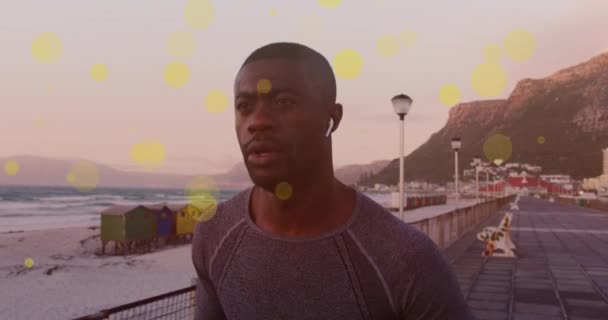 Gul Fläck Flyter Mot Afrikansk Amerikansk Passform Man Som Springer — Stockvideo