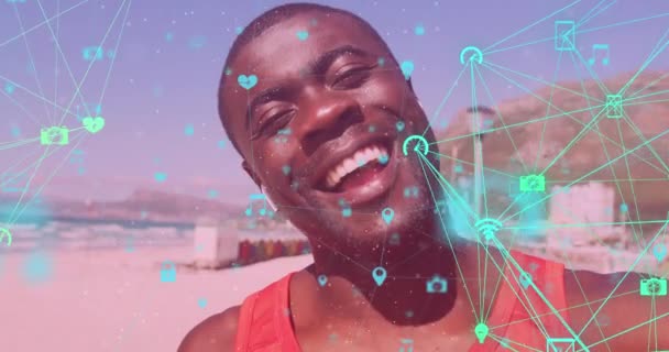 Globos Iconos Digitales Girando Contra Hombre Afroamericano Forma Saludando Mirando — Vídeo de stock