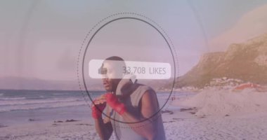 Sahilde boks antrenmanı yapan Afrikalı Amerikalı erkek boksöre karşı konuşma balonu. spor, fitness ve sosyal medya ağ teknolojisi kavramı