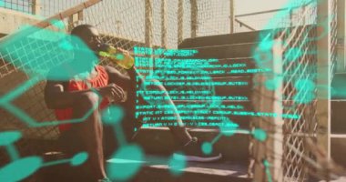 Merdivenlerde oturan yorgun Afro-Amerikan zinde bir adama karşı tıbbi veri işleme. Spor, spor ve tıbbi araştırma teknolojisi kavramı