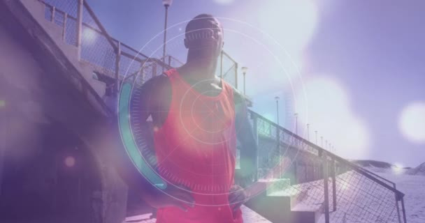 Круглий Сканер Сяючі Плями Світла Проти Афроамериканця Стоїть Пляжі Спорт — стокове відео
