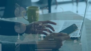 Akıllı telefon kullanan iki ırklı adamın veri işleme animasyonu. küresel teknoloji, bağlantılar ve veri işleme kavramı dijital olarak oluşturulmuş video.