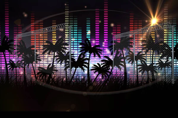 Palmiye ağaçlarının siluetinin üzerinden siyah arka planda patlayan havai fişeklere karşı dikenli tel. tropikal müzik ve tatil konsepti