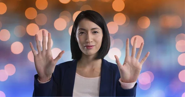 Portret Van Aziatische Zakenvrouw Die Onzichtbaar Scherm Aanraakt Tegen Lichtvlekken — Stockfoto