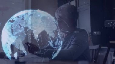 Akıllı telefon kullanan Kafkasyalı son sınıf öğrencisi kadının dönen dünya ve ışıklarının animasyonu. küresel bağlantılar, emeklilik, teknoloji ve dijital arayüz konsepti dijital olarak oluşturulmuş video.