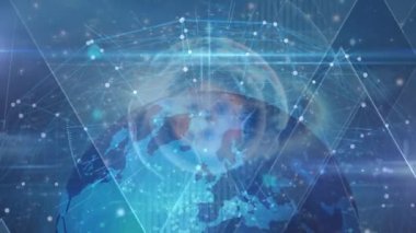 Mavi arkaplandaki bağlantı ağı üzerinden noktaların ve kürenin animasyonu. küresel bağlantılar, teknoloji ve dijital arayüz konsepti dijital olarak oluşturulmuş video.