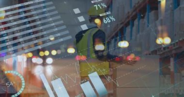 Beyaz erkek depo çalışanı üzerinde grafik ve mali verilerin animasyonu. ticari, finans, ekonomi ve paket konsepti dijital olarak oluşturulmuş video.