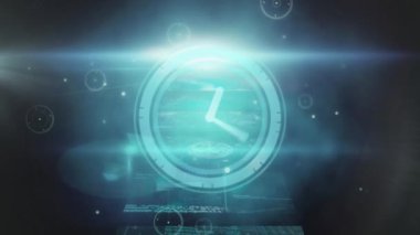 Siyah uzayda farklı veri işleme üzerinde hareket eden saatin animasyonu. küresel bağlantılar, zaman, teknoloji ve dijital arayüz kavramı dijital olarak oluşturulmuş video.