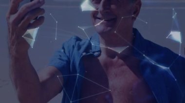 Akıllı telefonlu Kafkasyalı yaşlı bir adam için bağlantılar, dünya, ikonlar ve çeşitli verilerin animasyonu. küresel bağlantılar, emeklilik, teknoloji ve dijital arayüz konsepti dijital olarak oluşturulmuş video.