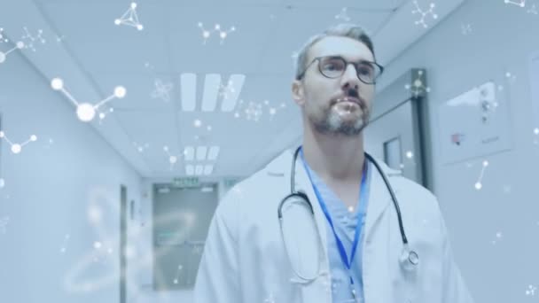 病院での白人男性医師以上の分子のアニメーション 世界中の科学 デジタルインターフェースの概念はデジタルで生成され — ストック動画