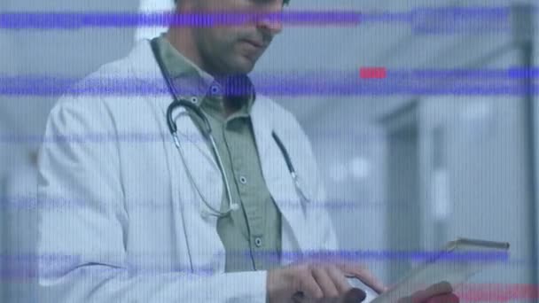 Animación Fallo Técnico Sobre Médico Varón Caucásico Usando Tableta Ciencia — Vídeos de Stock