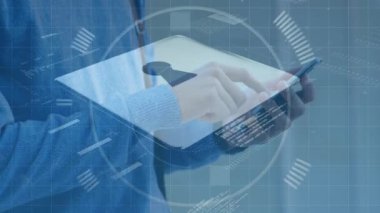 Akıllı telefon kullanan beyaz adamın asma kilit veri işleme animasyonu. küresel teknoloji, bağlantılar ve veri işleme kavramı dijital olarak oluşturulmuş video.