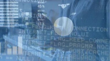Melez bir kadının çay yapması üzerine veri işleme animasyonu. küresel teknoloji, bağlantılar ve veri işleme kavramı dijital olarak oluşturulmuş video.