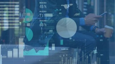 Akıllı telefon kullanan iki ırklı adamın veri işleme animasyonu. küresel teknoloji, bağlantılar ve veri işleme kavramı dijital olarak oluşturulmuş video.