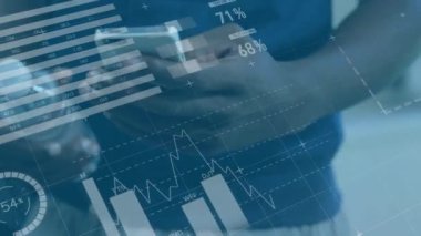 Akıllı telefon kullanan Afro-Amerikan bir adamın veri işleme animasyonu. küresel teknoloji, bağlantılar ve veri işleme kavramı dijital olarak oluşturulmuş video.