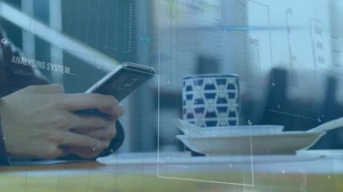 Akıllı telefon kullanan melez bir kadın üzerinde veri işleme animasyonu. küresel teknoloji, bağlantılar ve veri işleme kavramı dijital olarak oluşturulmuş video.