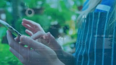 Beyaz kadın akıllı telefon kullanarak veri işleme animasyonu. küresel teknoloji, bağlantılar ve veri işleme kavramı dijital olarak oluşturulmuş video.