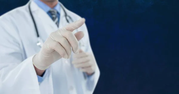 Erkek Doktorun Görünmez Bir Ekrana Dokunduğu Orta Bölüm Mavi Arkaplandaki — Stok fotoğraf