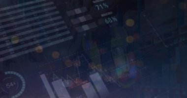Akşam karanlığında elektrik direklerinin üzerindeki grafiklerin ve finansal verilerin animasyonu. işletme, finans, ekonomi ve enerji kavramı dijital olarak oluşturulmuş video.