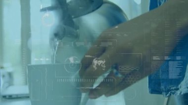 Melez bir kadının çay yapması üzerine veri işleme animasyonu. küresel teknoloji, bağlantılar ve veri işleme kavramı dijital olarak oluşturulmuş video.