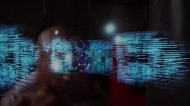 Siyah uzayda Afrika kökenli Amerikalı erkek boksör üzerinde çeşitli veri işleme animasyonları. global spor, veri işleme ve teknoloji konsepti dijital olarak oluşturulmuş video.