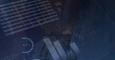 Akşam karanlığında elektrik direklerinin üzerindeki grafiklerin ve finansal verilerin animasyonu. işletme, finans, ekonomi ve enerji kavramı dijital olarak oluşturulmuş video.