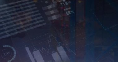 Gün batımında elektrik direklerinin üzerindeki grafiklerin ve finansal verilerin animasyonu. işletme, finans, ekonomi ve enerji kavramı dijital olarak oluşturulmuş video.