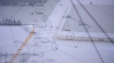 Tablet üzerinde bağlantı ağının ve çeşitli verilerin animasyonu. küresel bağlantılar, teknoloji ve dijital arayüz konsepti dijital olarak oluşturulmuş video.