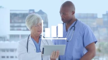 Tablet kullanan kadın ve erkek doktorların istatistiklerinin animasyonu. küresel bilim, tıp, teknoloji ve dijital arayüz kavramı dijital olarak üretilen video.