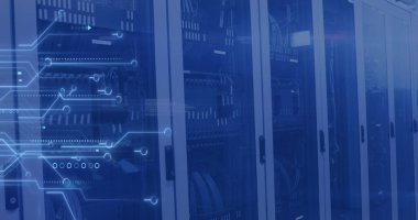 Sunucuların ve bilgisayar devre kartlarının üzerindeki veri işleme resmi. küresel hesaplama, veri işleme, teknoloji ve dijital arayüz kavramı dijital olarak oluşturuldu.