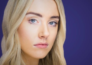 Beyaz kadının portresi mavi arka planda fotokopi alanına karşı. güzellik ve cilt bakımı kavramı