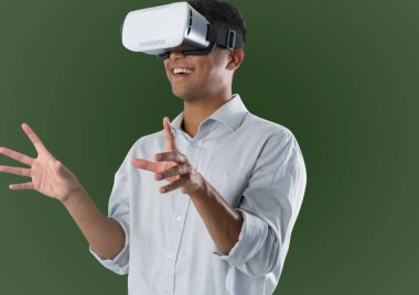 Yeşil arka planda fotokopi alanına karşı VR kulaklık takan Hintli bir adam. iş ve gelecekçi teknoloji kavramı