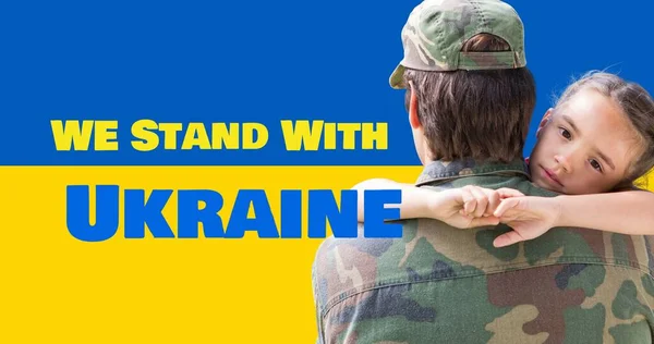 私たちは 白人の娘が旗の上に彼を受け入れると軍の父によるウクライナのテキストに立っています デジタル複合体家族戦争の概念 — ストック写真