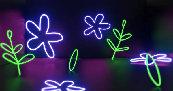 Mor Neon Işıklı Çiçekler Siyah Arkaplanda Titreşen Yeşil Yapraklar Işık — Stok fotoğraf