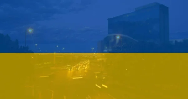 Образ Прапора України Над Міським Автомобільним Рухом Українська Криза Концепція — стокове фото