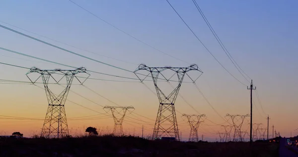 日没時の電柱のイメージ エネルギー ウクライナ危機と国際政治の概念デジタルで生成されたイメージ — ストック写真
