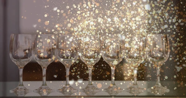 Boş Şarap Kadehlerinin Üzerinde Altın Işıklar Şarap Işi Tatma Kutlama — Stok fotoğraf
