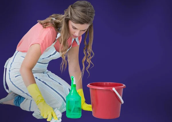 青い背景のコピースペースに対して掃除白人の若い女性 衛生清掃サービスのコンセプト — ストック写真