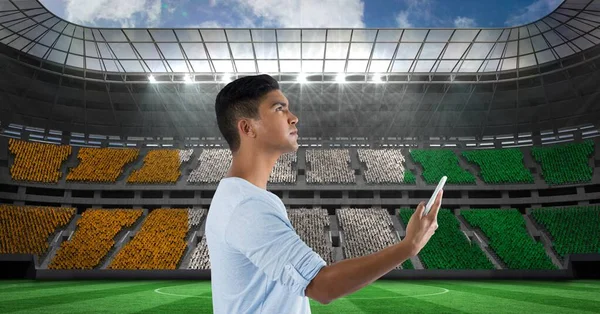 Kompozytowy Obraz Indianina Używającego Smartfona Przeciwko Stadionowi Sportowemu Konkurencja Sportowa — Zdjęcie stockowe